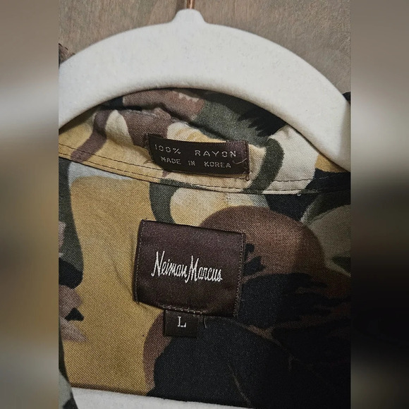 NEIMAN MARCUS Floral print 100% rayon camp button up shirt. Size Large - Picture 4 of 6